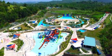 Con capacidad para 5 mil personas y 21 cuerdas de atracciones acuáticas, el parque reactiva su popular río pasivo, la colosal piscina con ocho modalidades de olas, el lago de botes chocones y el aclamado Epic Roof Top: el sports bar con vista panorámica a los predios. (Foto: Noel Garayua)