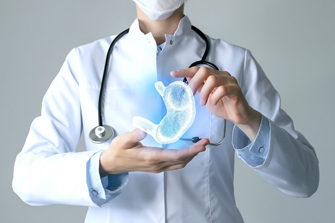 En términos clínicos, la cirugía bariátrica asistida por tecnología robótica resulta en menos dolor, recuperación temprana, hospitalizaciones más cortas y un retorno más ágil a las actividades cotidianas. (Foto: iStock)
