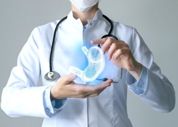 En términos clínicos, la cirugía bariátrica asistida por tecnología robótica resulta en menos dolor, recuperación temprana, hospitalizaciones más cortas y un retorno más ágil a las actividades cotidianas. (Foto: iStock)