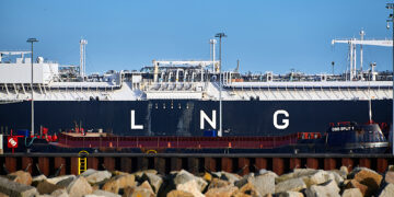 Tan pronto como este lunes, la escalada en la zona del Golfo Pérsico tendrá repercusiones en los mercados asiáticos y los precios del crudo y GNL global, lo que a su vez repercutirá en los costos de la gasolina y la electricidad en Puerto Rico. (Foto: iStock)