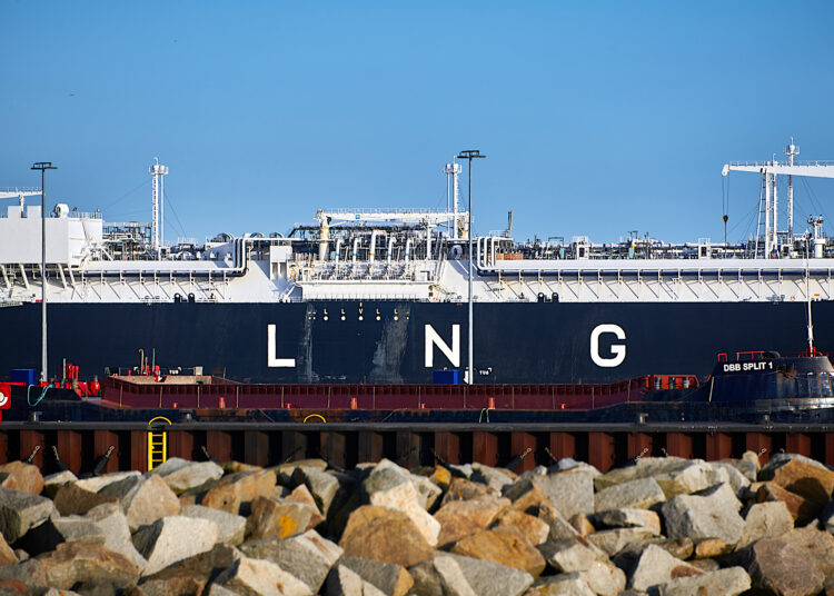 Tan pronto como este lunes, la escalada en la zona del Golfo Pérsico tendrá repercusiones en los mercados asiáticos y los precios del crudo y GNL global, lo que a su vez repercutirá en los costos de la gasolina y la electricidad en Puerto Rico. (Foto: iStock)