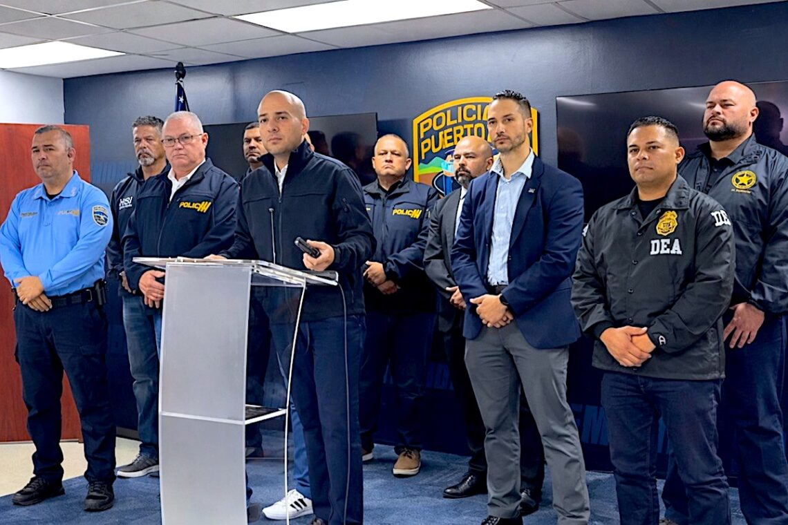 Fiscal Hector Siaca junto a efectivos de la Policía y el DEA. (Foto suinistrada)