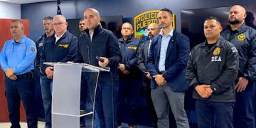 Fiscal Hector Siaca junto a efectivos de la Policía y el DEA. (Foto suinistrada)