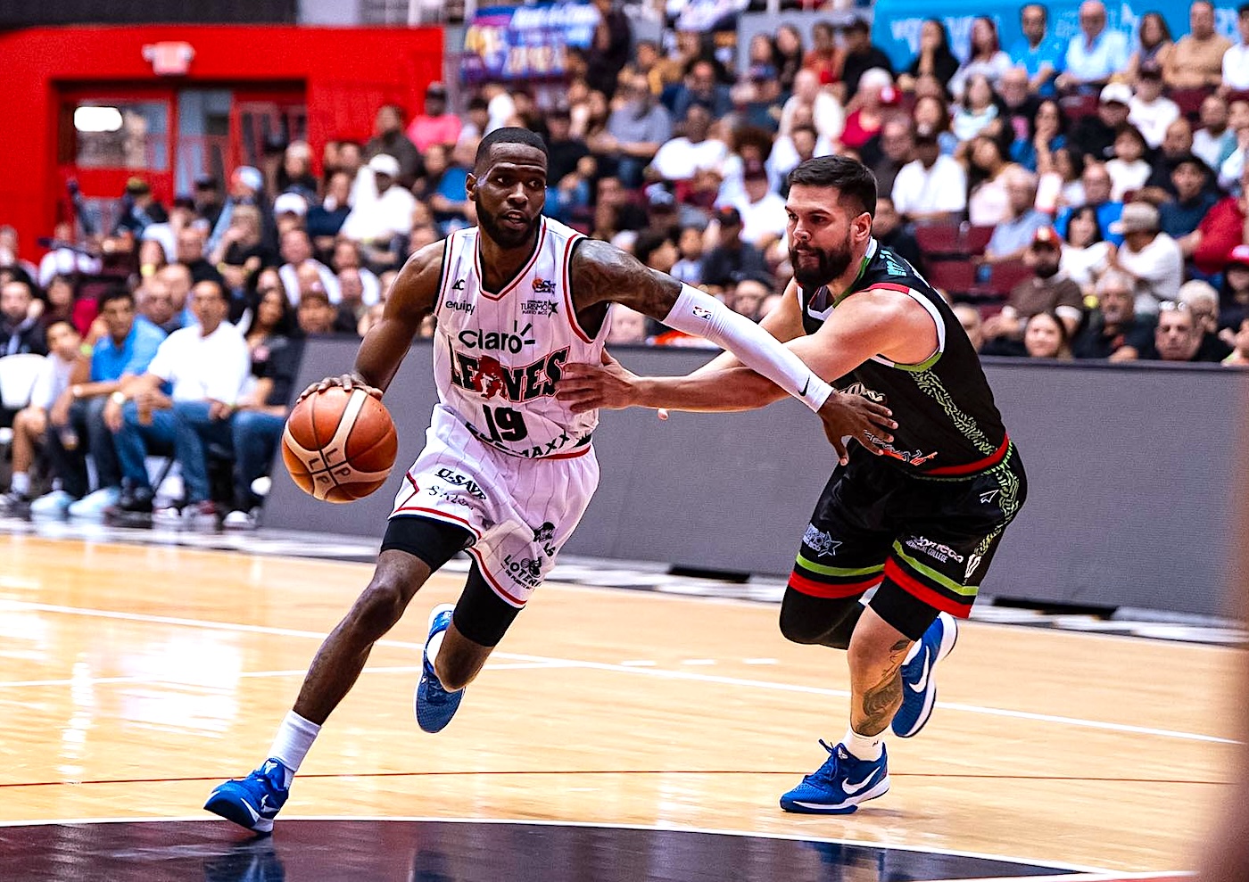 Leones dominan 102-65 a los Santeros en el Pachín Vicéns