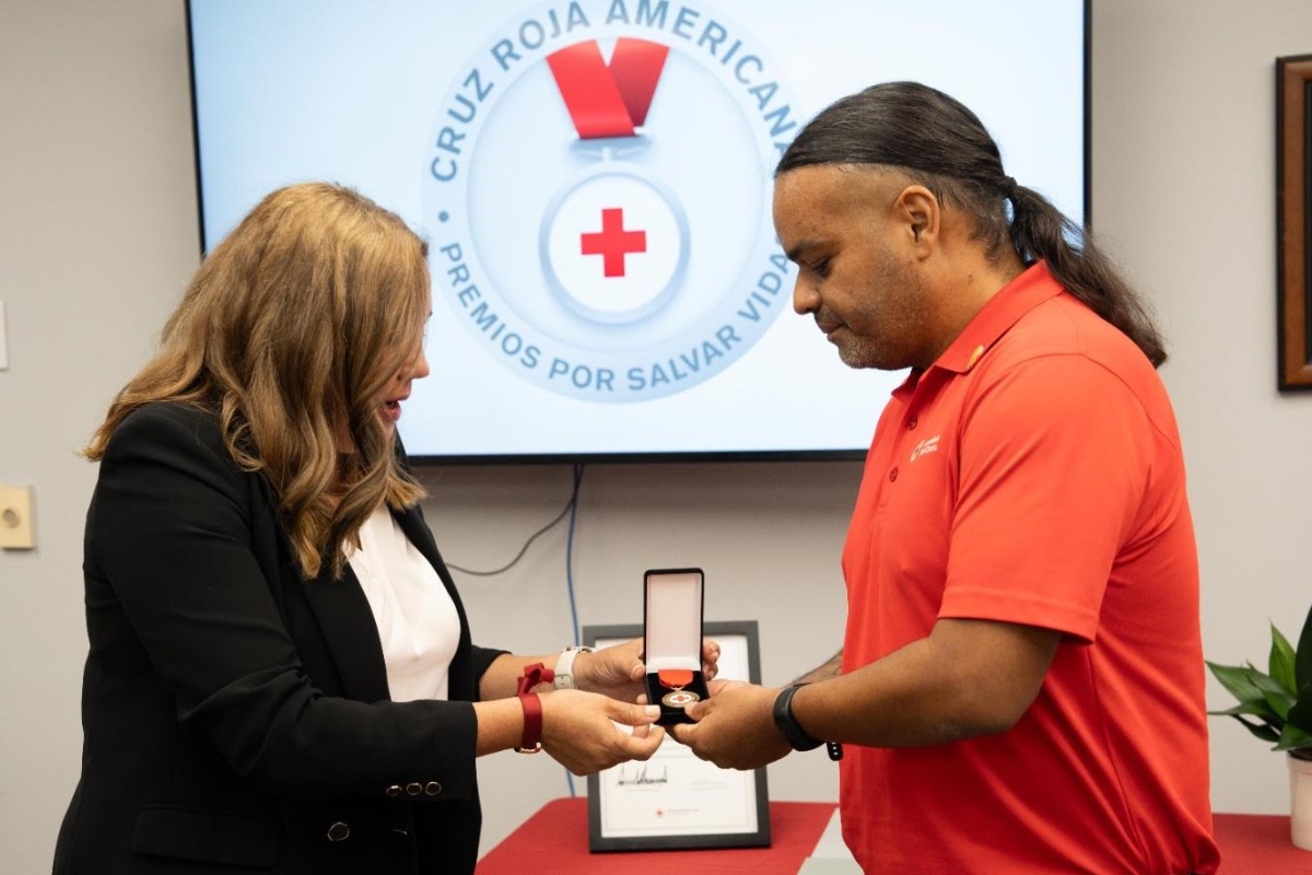 Cruz Roja Americana honra a voluntario boricua por salvar una vida en Virginia