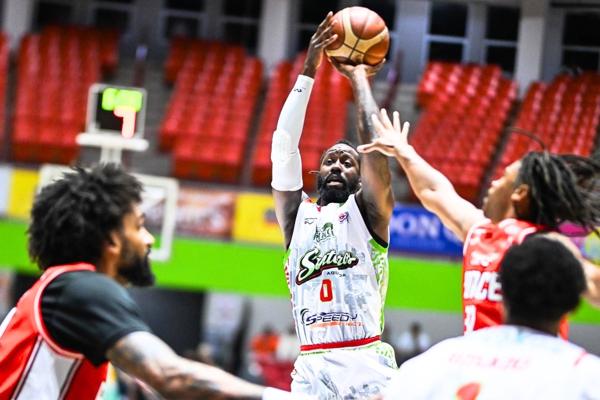 Leones caen ante los Santeros pese a reacción en el cuarto parcial