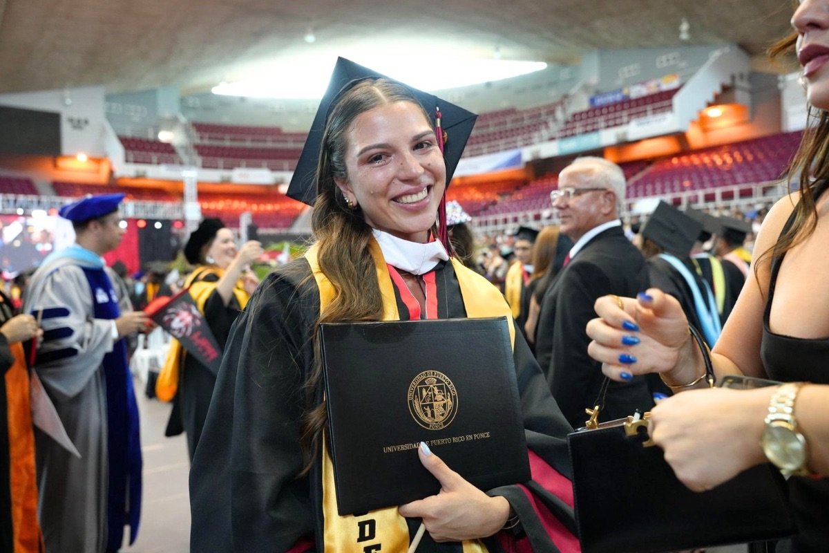 UPR-Ponce gradúa 325 estudiantes y celebra acreditación