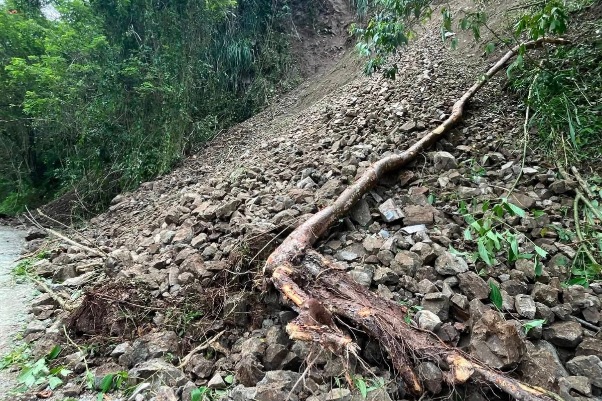 En peligro la PR-562 en Villalba: terreno cede y complica el tránsito