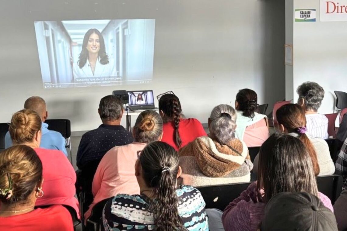 Karla Guilfú y el locutor Amós Morales se unieron al estudio para motivar a pacientes de Utuado, Salinas y Santa Isabel a participar en esta iniciativa de salud mental basada en evidencia. (Foto suministrada)