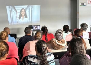 Karla Guilfú y el locutor Amós Morales se unieron al estudio para motivar a pacientes de Utuado, Salinas y Santa Isabel a participar en esta iniciativa de salud mental basada en evidencia. (Foto suministrada)
