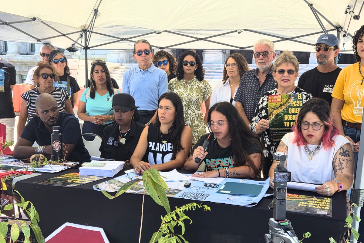 Grupos ambientales protestan en defensa de las playas