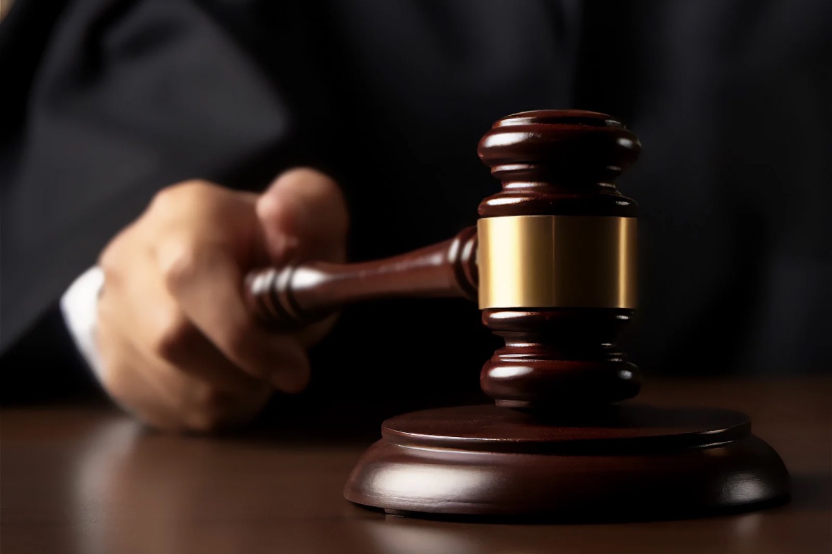 Acusan a tres personas por esquema de envío ilegal de armas por correo
