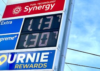 También la gasolina regular. Llenar un tanque de 50 litros costaba $38.35 hace dos meses. Hoy, requiere un gasto de $55.35. (Foto: Omar Alfonso)