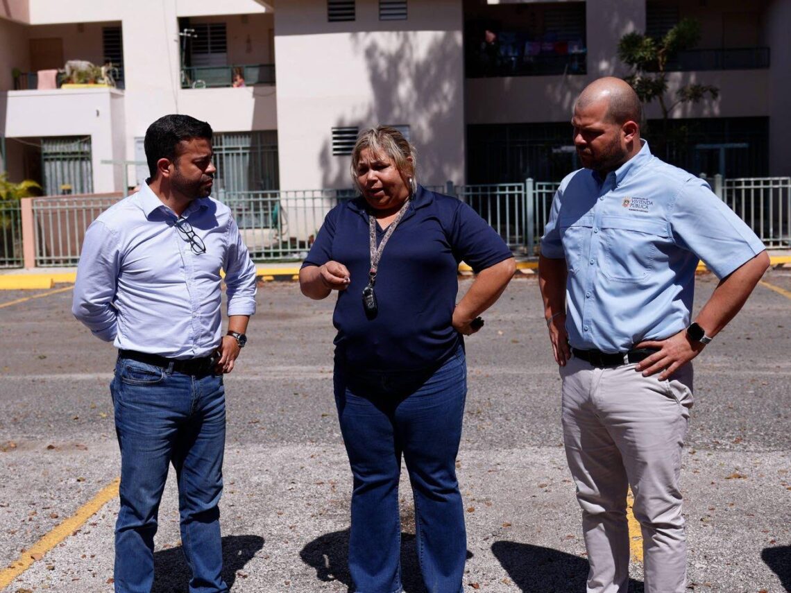 El secretario interino de Vivienda, Luis Augusto Martínez, y el administrador de la AVP, Juan Rosario Hernández, encabezaron la jornada. (Foto suministrada)