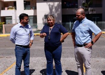 El secretario interino de Vivienda, Luis Augusto Martínez, y el administrador de la AVP, Juan Rosario Hernández, encabezaron la jornada. (Foto suministrada)