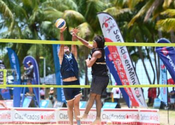La acción del voleibol de playa continúa este sábado en el litoral Shorty Castro en Mayagüez. (Foto:Jorge Colón/LAI)