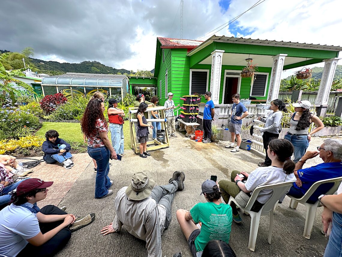 Estudiantes y profesores de Massachusetts Institute of Technology (MIT), Diné College y la Universidad de Puerto Rico en Ponce presentaron los prototipos que desarrollaron para resolver dos retos que les planteó Casa Pueblo como parte de un curso académico que inició en enero por el programa Terrascope. (foto suministrada)