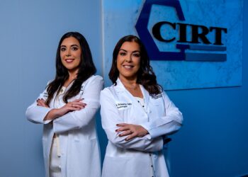 En CIRT de Ponce, Edith Irizarry Toledo y Alexandra Serpa Irizarry comparten mucho más que un espacio de trabajo. Casi por designio, encarnan el espíritu pionero de Marie e Irène Curie. (Foto: Nelson Javier Photography / suministradas)