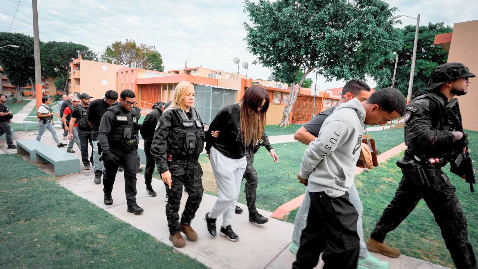 Operativo antidrogas deja cuatro arrestos en residencial de Coamo