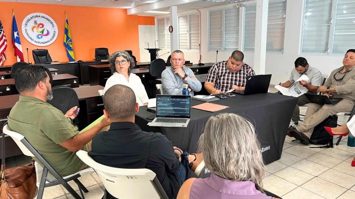 Reunión del alcalde de Guánica con funcionarios de la EPA. (Foto suministrada)