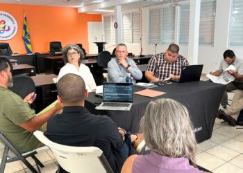 Reunión del alcalde de Guánica con funcionarios de la EPA. (Foto suministrada)