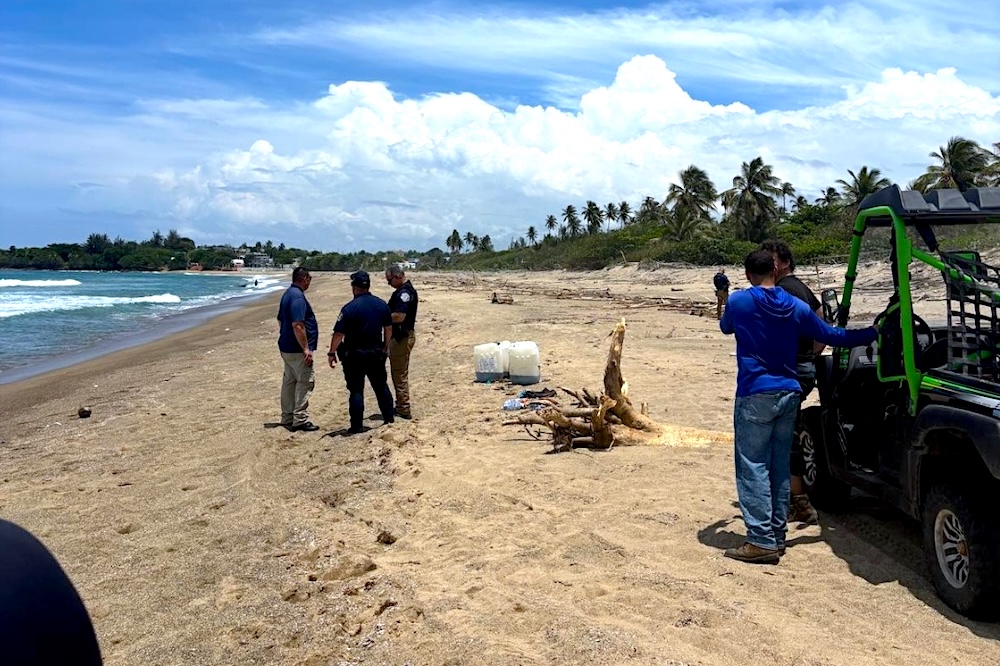 Patrulla Fronteriza y Policía rastrean a migrantes de yola varada en Hatillo