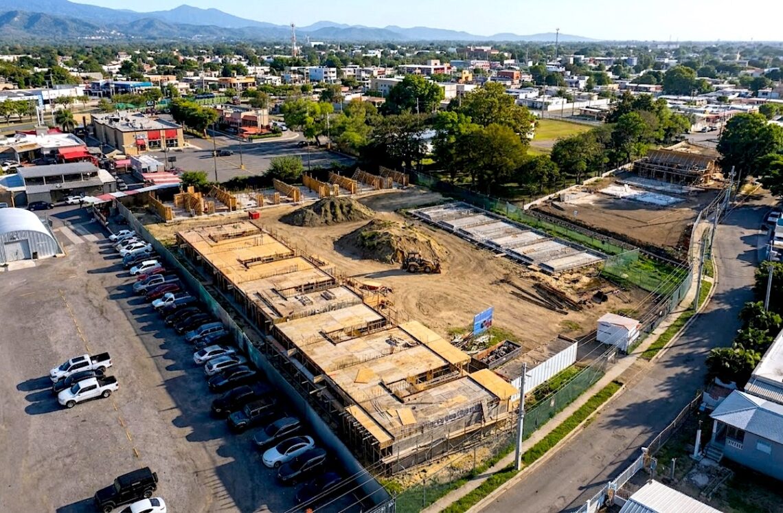 A lo largo y ancho de sus dos niveles, cada residencia brindará 1,500 pies cuadrados de espacio habitable, con tres dormitorios, tres baños, un estudio versátil y dos plazas de aparcamiento privadas. (Foto suministrada)