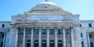 Además de cobrar su salario, a los senadores se les permite generar un ingreso adicional de hasta 35% sobre su compensación base. (Foto suministrada)