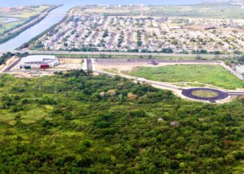 Para la finca Multeado Estrella, uno de los predios evaluados para la expansión de CooperVision, se contemplan proyectos hoteleros, comerciales y de vivienda, “no una zona industrial”, declaró Sifre Rodríguez. (Foto: Heriberto Rodríguez / Prensa Mun. Ponce)