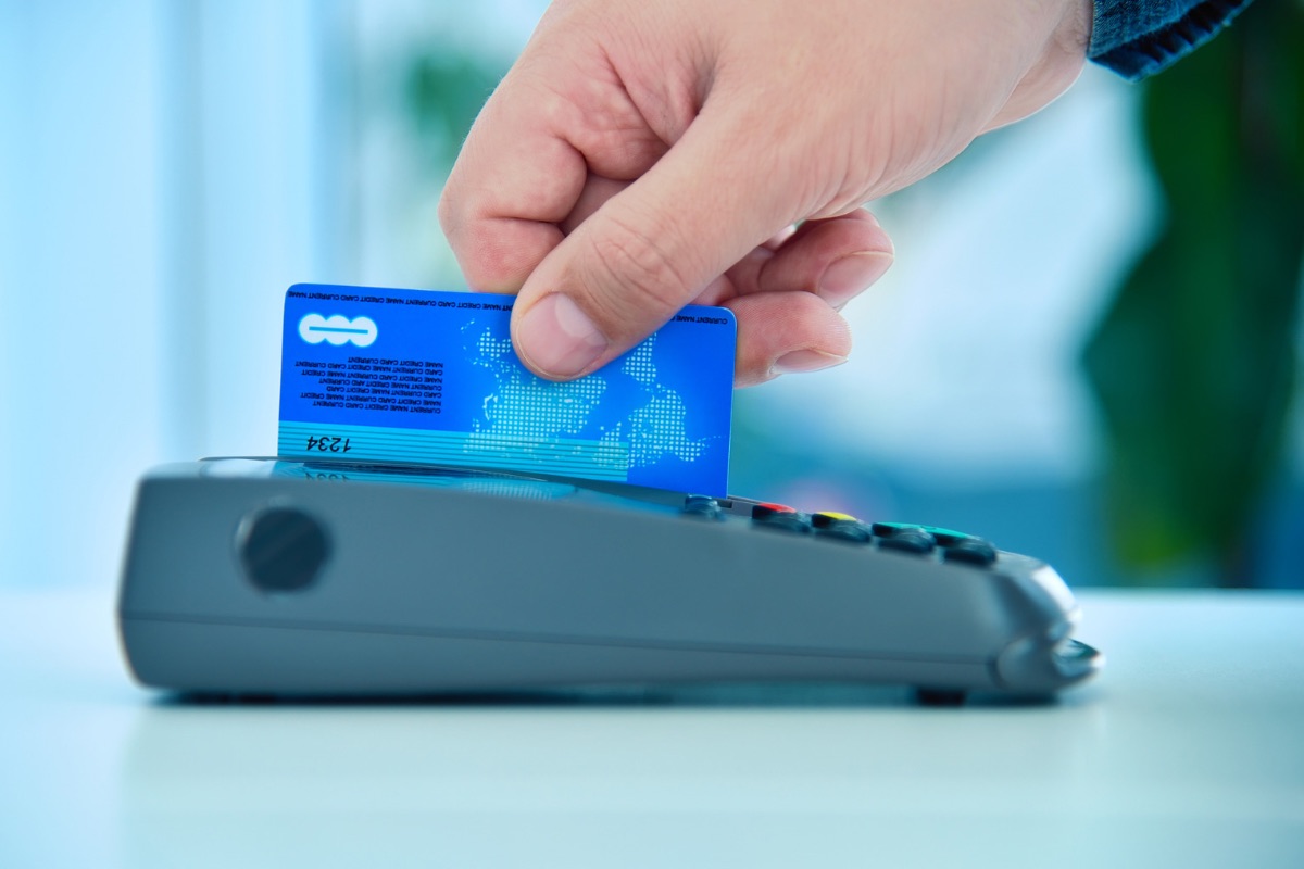 Policía advierte sobre clonación de tarjetas en comercios locales