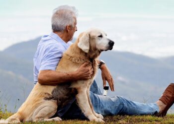 Periodista Pepo García y su perro Paco. (Foto suministrada)
