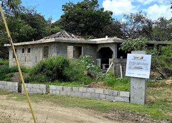 Un mes después de radicada la demanda municipal, se transportaron 500 bloques adicionales al lugar. Mientras, la residencia luce casi terminada. (Foto suministrada)