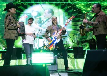 Los Tigres del Norte y Eduin Caz en la Feria de Puebla. (Foto suministrada)