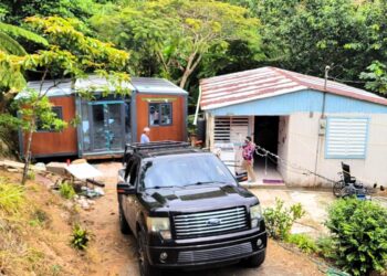 El programa “Dignidad Dorada” sustituirá precarias casas de madera por viviendas modulares para mejorar la calidad de vida de adultos mayores en condiciones vulnerables. (Foto suministrada)