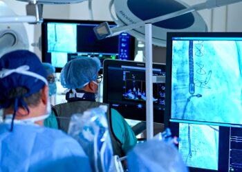 Equipo de cardiología durante la primer procedimiento en el país utilizando el sistema de reparación transcatéter Abbott MitraClip G5-95. (Foto suministrada)
