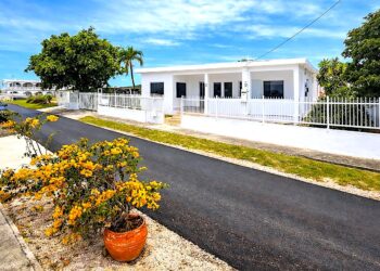 Con amplios espacios interiores, piscina, energía solar y una localización privilegiada, esta exclusiva propiedad es ideal para quienes buscan calidad de vida o una inversión sólida. (Foto suministrada)