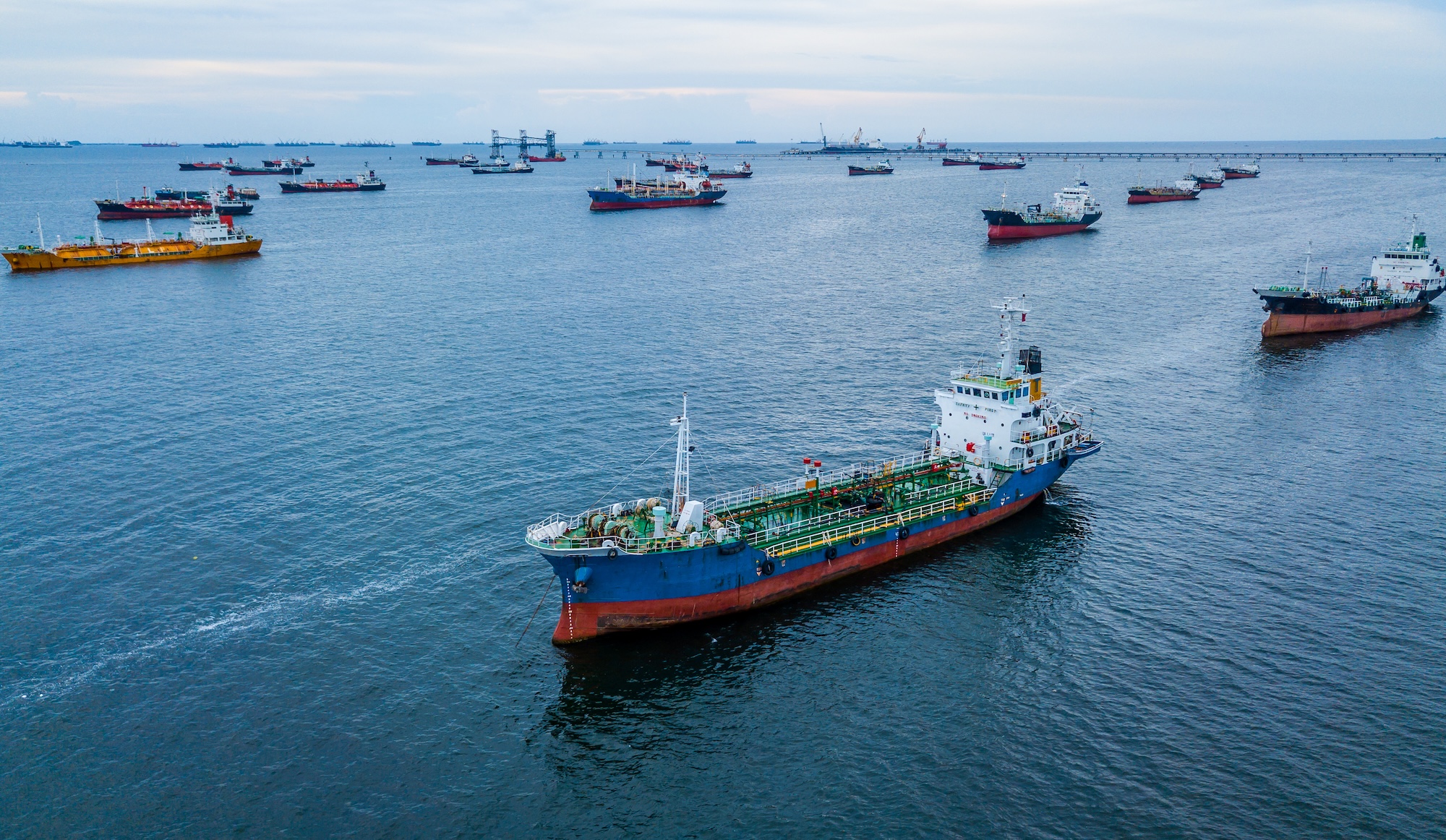 Ataques en Ormuz y reservas en mínimos agravan precios del petróleo