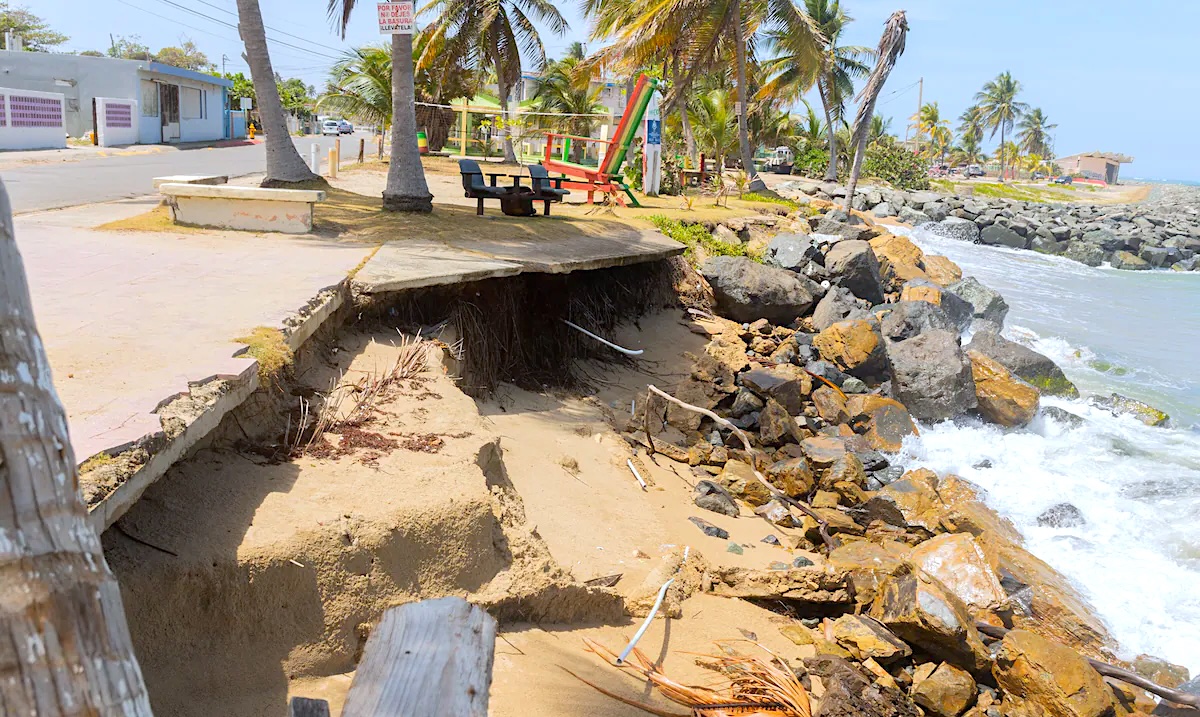 Gobernadora declara emergencia por erosión costera en Loíza