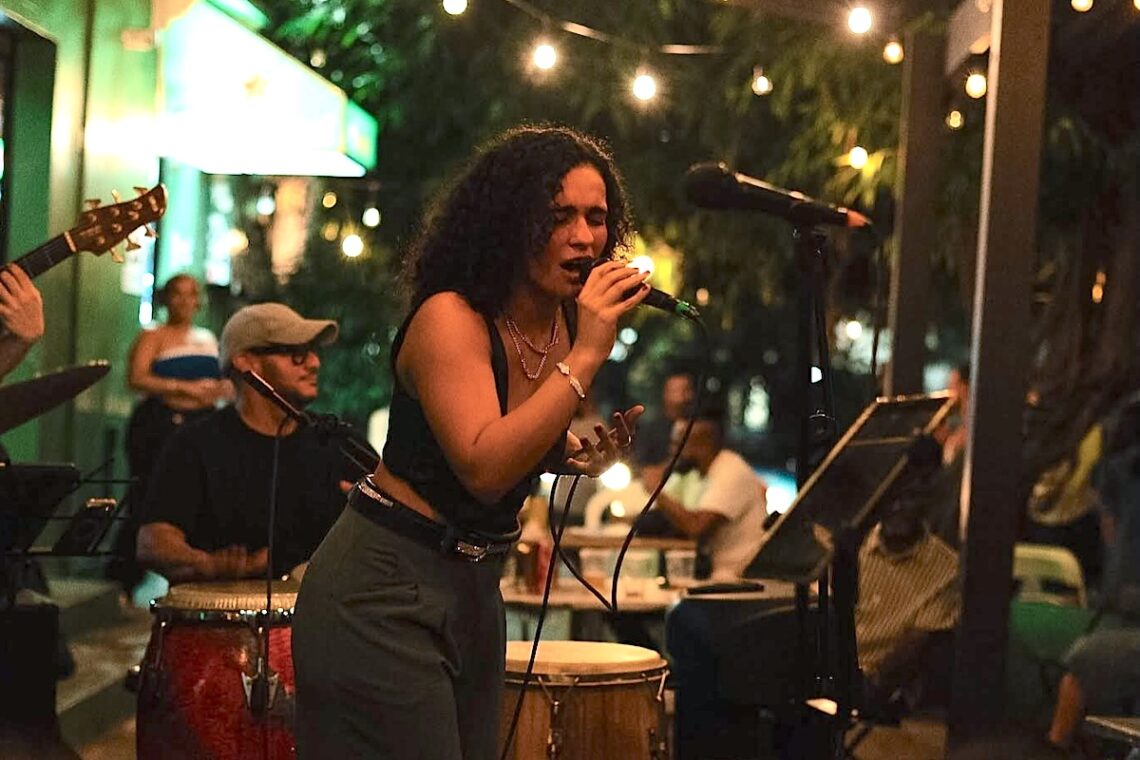 La joven vocalista y pianista de 20 años presentará temas originales este viernes en el Paseo de la Salsa José “Cheo” Feliciano. (Foto: Nayeli Selene / FB)