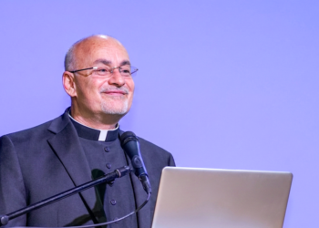 El nuevo obispo, de 58 años, se convierte en el primer pastor diocesano formado íntegramente en la historia de la Diócesis de Ponce. (Foto: El Visitante, manipulada con IA)