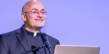El nuevo obispo, de 58 años, se convierte en el primer pastor diocesano formado íntegramente en la historia de la Diócesis de Ponce. (Foto: El Visitante, manipulada con IA)