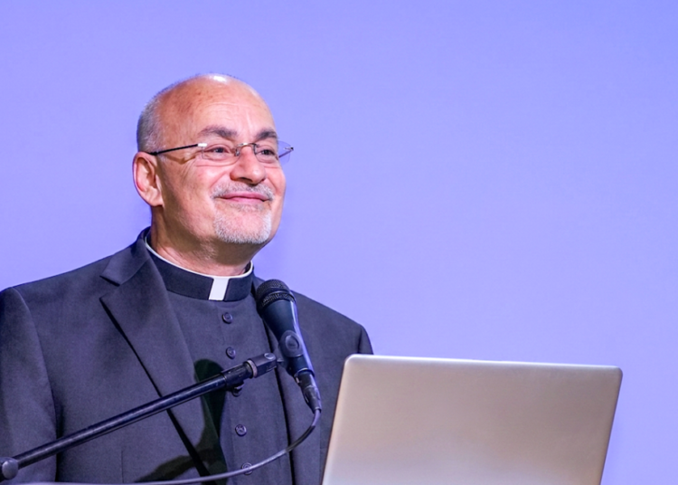 El nuevo obispo, de 58 años, se convierte en el primer pastor diocesano formado íntegramente en la historia de la Diócesis de Ponce. (Foto: El Visitante, manipulada con IA)