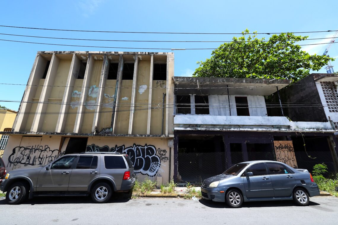 Una de las residencias cerca del Caño Martín Peña declaradas como estorbos públicos. (Foto: Brandon Cruz González | CPI)