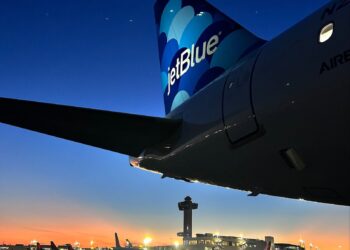 El vuelo diario reta al municipio y a la industria privada a responder con mejor servicio, más actividades y una ciudad lista para ser “super anfitrión”. (Foto: JetBlue)