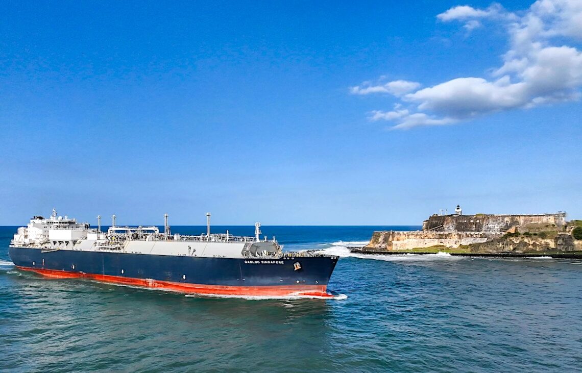 Un error de base en el Plan de Respuesta a Emergencias del terminal de gas metano en Puerto Nuevo ordena notificar a la policía estatal de Louisiana, mientras las comunidades costeras de San Juan, Guaynabo y Cataño siguen sin simulacros ni orientación. (Foto: New Fortress Energy)