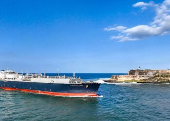 Un error de base en el Plan de Respuesta a Emergencias del terminal de gas metano en Puerto Nuevo ordena notificar a la policía estatal de Louisiana, mientras las comunidades costeras de San Juan, Guaynabo y Cataño siguen sin simulacros ni orientación. (Foto: New Fortress Energy)
