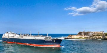 Un error de base en el Plan de Respuesta a Emergencias del terminal de gas metano en Puerto Nuevo ordena notificar a la policía estatal de Louisiana, mientras las comunidades costeras de San Juan, Guaynabo y Cataño siguen sin simulacros ni orientación. (Foto: New Fortress Energy)