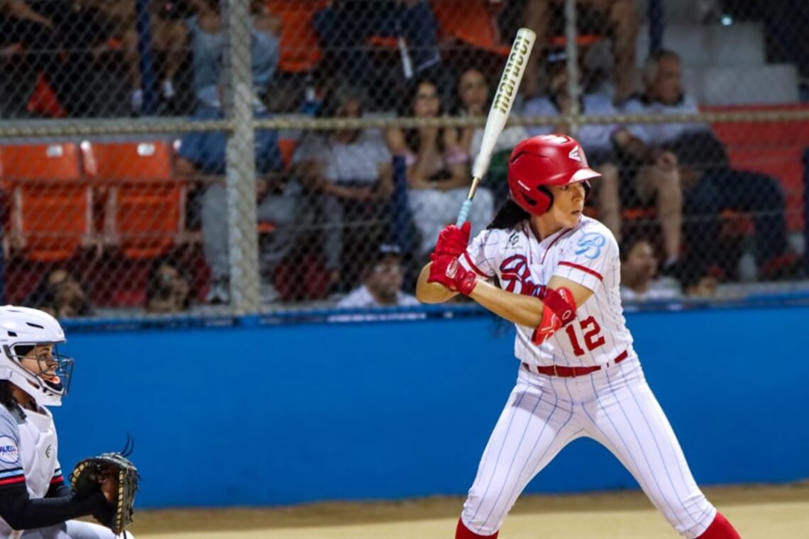 Karla Claudio tuvo una noche perfecta al batear de 3-3, conectó un grand slam, remolcó seis carreras y anotó cuatro veces para liderar la ofensiva de las Bravas. (Foto suministrada)