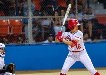 Karla Claudio tuvo una noche perfecta al batear de 3-3, conectó un grand slam, remolcó seis carreras y anotó cuatro veces para liderar la ofensiva de las Bravas. (Foto suministrada)
