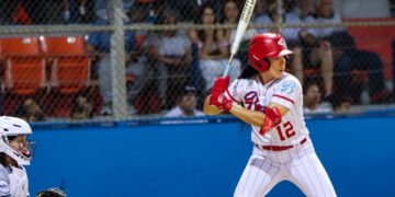 Karla Claudio tuvo una noche perfecta al batear de 3-3, conectó un grand slam, remolcó seis carreras y anotó cuatro veces para liderar la ofensiva de las Bravas. (Foto suministrada)